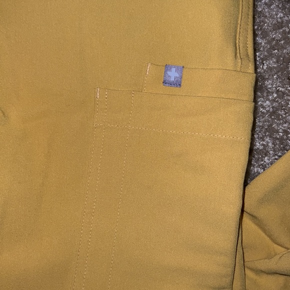 Figs (Set) - Yola Skinny Scrub Pants AND Catarina One-Pocket Scrub Top *Gold - Picture 14 of 16